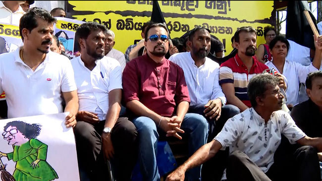 ‎பிரதமரை கல்வி அமைச்சர் பதவியிலிருந்து விலகுமாறு வலியுறுத்தி விமல் சத்தியாக்கிரகப் போராட்டம்!