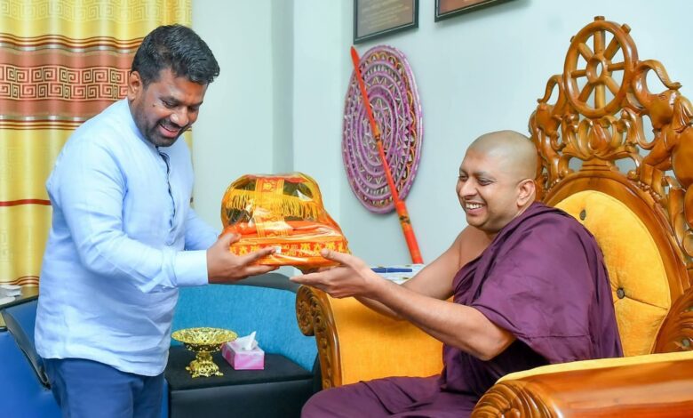 யாழ்.நாகவிகாரைக்கு சென்ற ஜனாதிபதி!