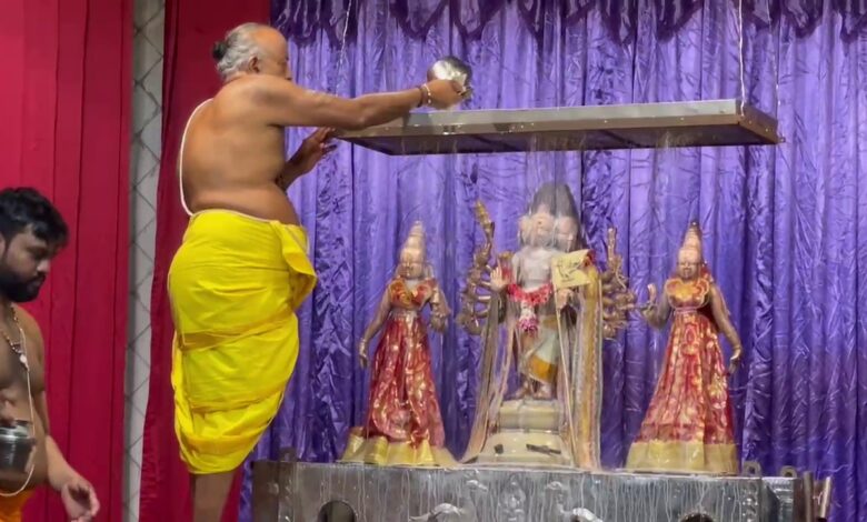 இணுவில் கந்தன் ஆலயத்தில் பாற்குட பவனி!