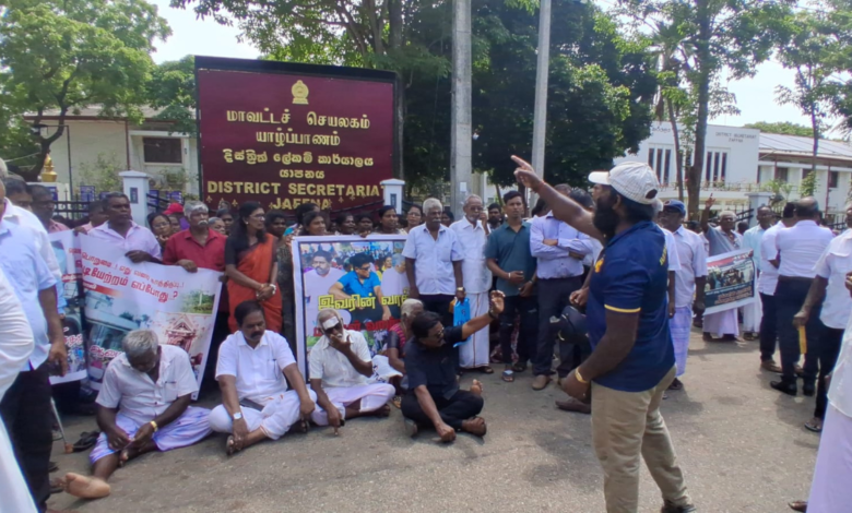 யாழ்.மாவட்டச் செயலகம் முன்பாக காணிகளை விடுவிக்கக்கோரி போராட்டம்!