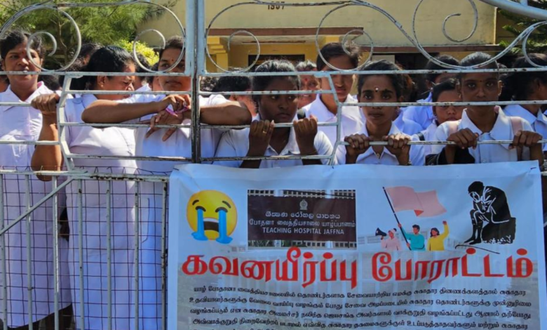சுகாதார தொண்டர்கள் யாழ்.போதனா வைத்தியசாலை முன்பாக இரண்டாவது நாளாகவும் போராட்டம்!