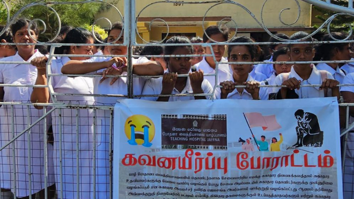 சுகாதார தொண்டர்கள் யாழ்.போதனா வைத்தியசாலை முன்பாக இரண்டாவது நாளாகவும் போராட்டம்!