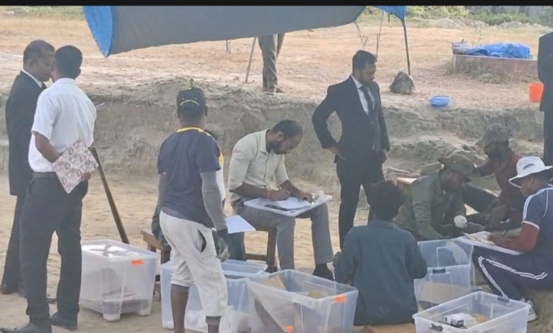 செம்மணி சிந்துபாத்தி மனிதப் புதைகுழி வளாகத்தில் இடம்பெற்ற திறந்த நீதிமன்ற அமர்வு: எட்டு என்புக் கூடுகள் நேற்றும் மீட்பு!