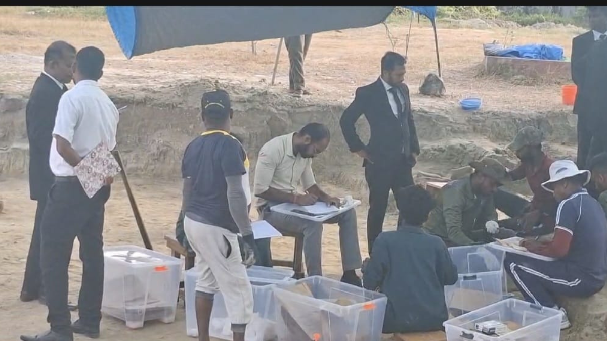 செம்மணி சிந்துபாத்தி மனிதப் புதைகுழி வளாகத்தில் இடம்பெற்ற திறந்த நீதிமன்ற அமர்வு: எட்டு என்புக் கூடுகள் நேற்றும் மீட்பு!