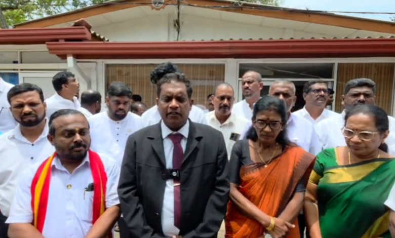 யாழ்.மாநகர ஆணையாளர் அலுவலகம் முன்பாக முதல்வர் மற்றும் உறுப்பினர்கள் கவனயீர்ப்பு போராட்டம்!