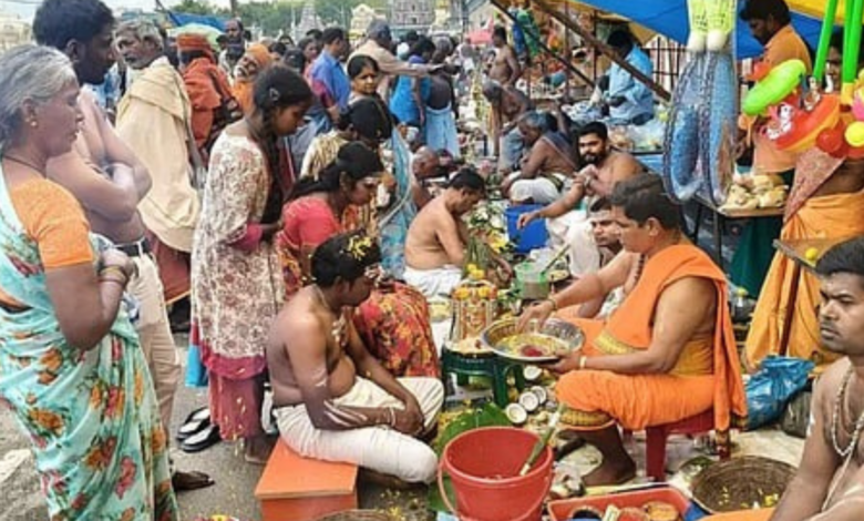கீரிமலையில் பிதிர்கடன் செலுத்திய மக்கள்!