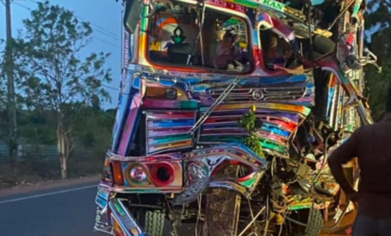 கிளிநொச்சியில் இடம்பெற்ற வாகன விபத்தில் இளைஞன் பலி: மேலும் ஒருவர் வைத்தியசாலையில்!